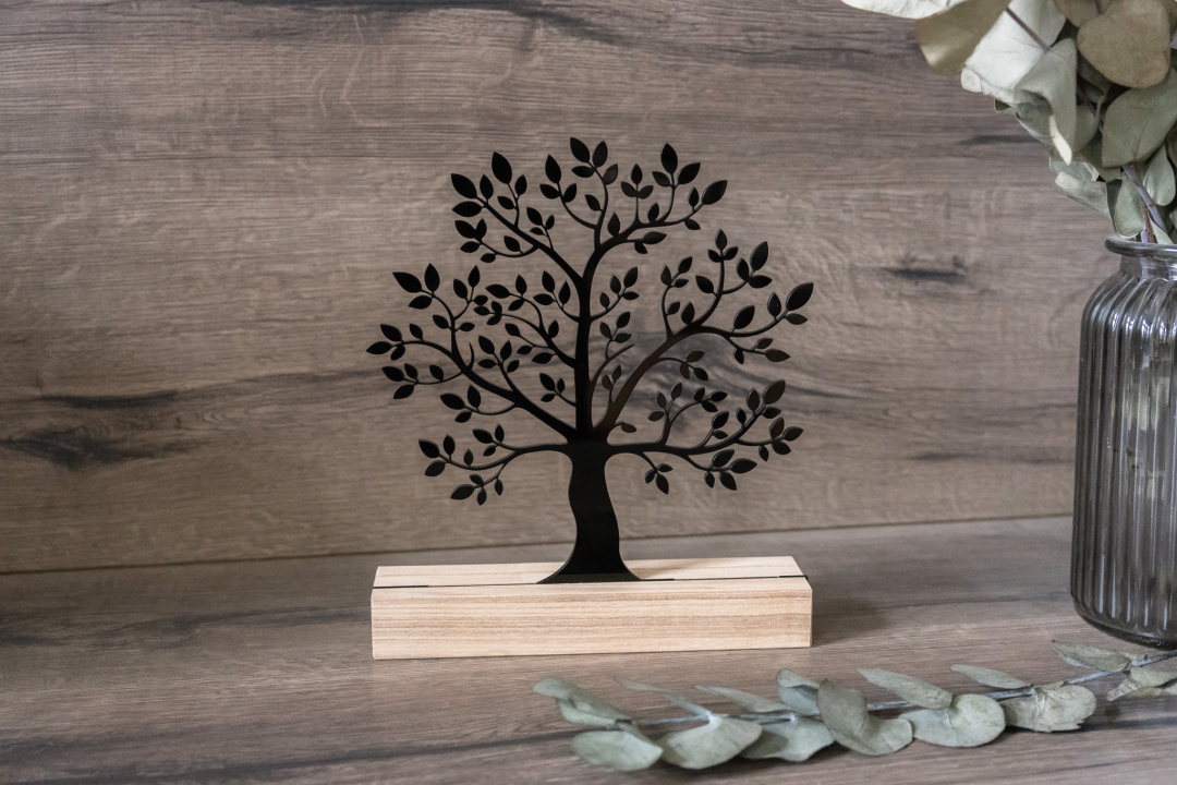 Personalisierbares Geldgeschenk mit Lebensbaum aus schwarzem Acryl und graviertem Eichenholzsockel